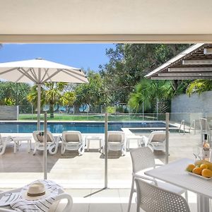 One-Bedroom Beachfront Apartment Pool View